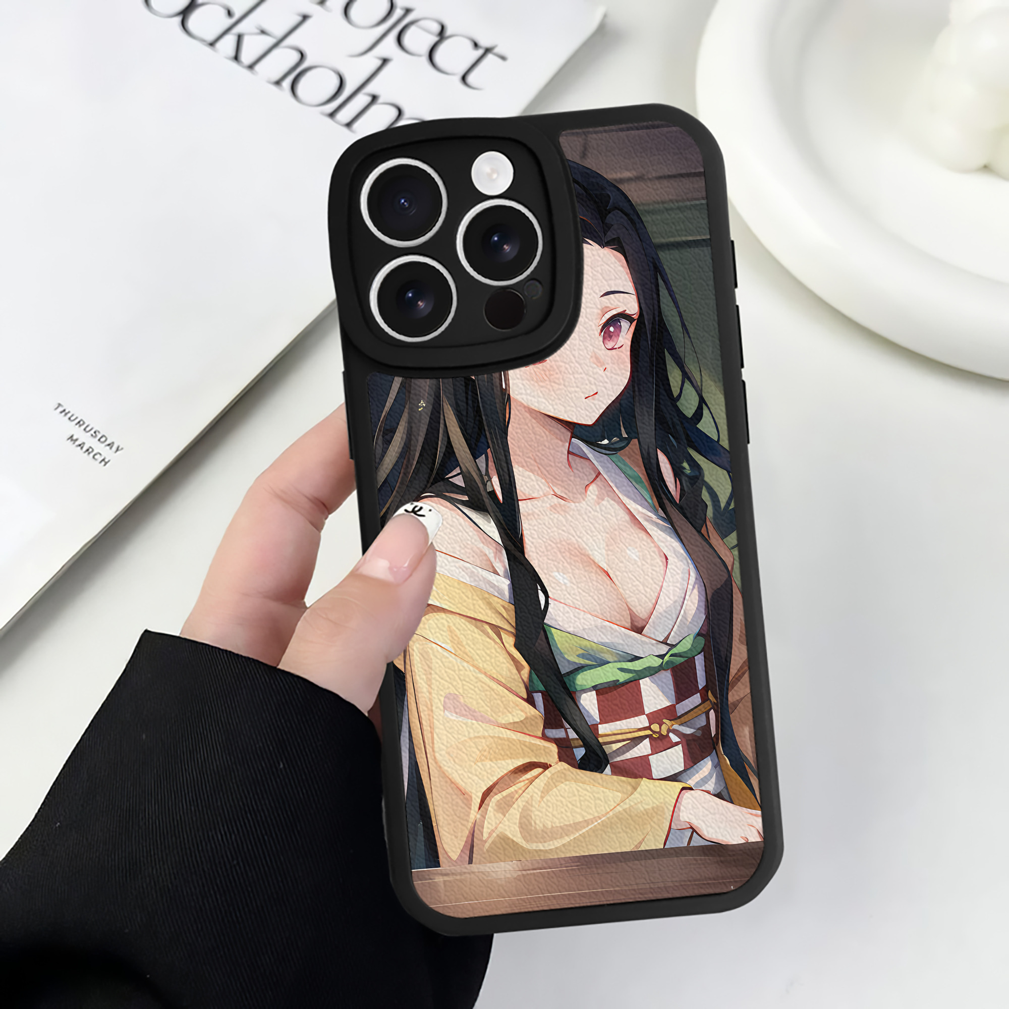 （画像用） 鬼滅の刃（きめつのやいば）竈門 禰󠄀豆子／かまど ねずこ Kamado Nezuko 【iPhone 16シリーズ対応】シリコンスマホケース（レザー調） 材質：シリコン